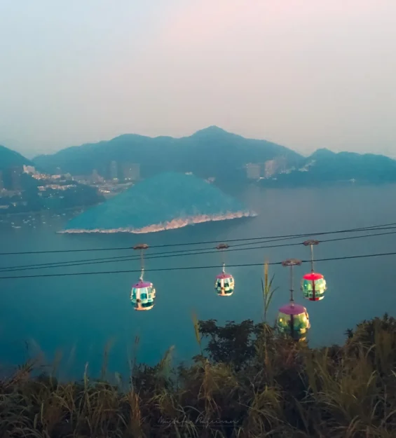 Hong Kong'da muhteşem liman manzarasına sahip teleferik gondolları. _by fotoloji