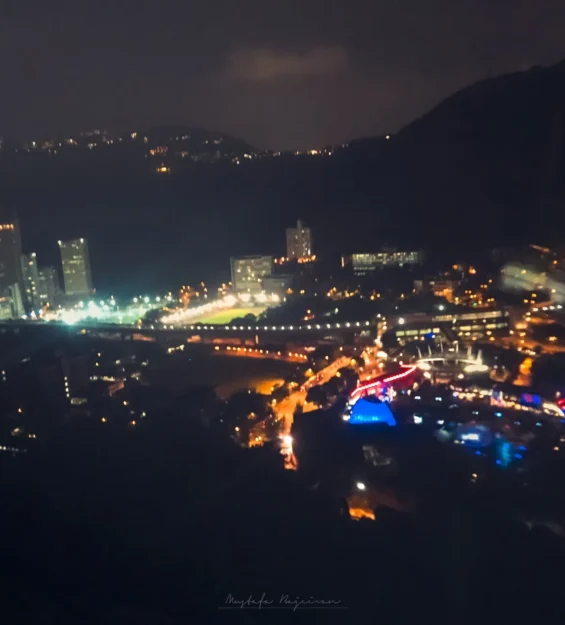 Hong Kong'un aydınlatılmış binaları ve şehir ışıklarını sergileyen gece manzarası. _by fotoloji