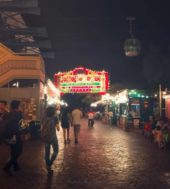 Hong Kong gece pazarı, neon ışıklar ve kabinler ile dolu, kalabalık sokak manzarası _by fotoloji
