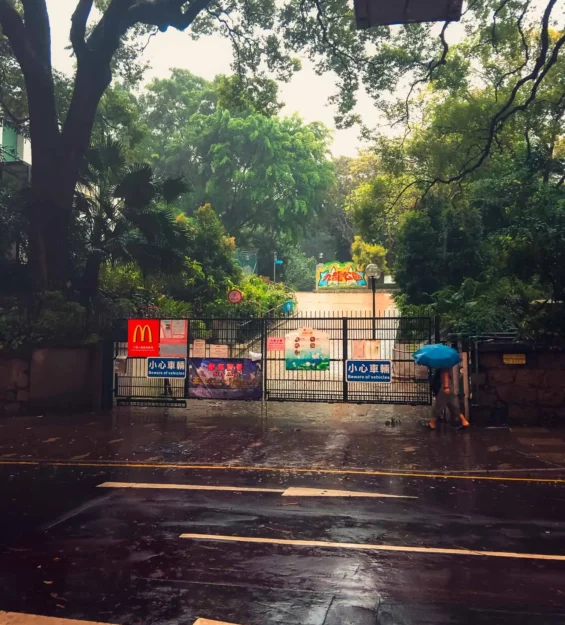 Yağmurlu günde Hong Kong parkı girişi ve McDonald's tabelası _by fotoloji