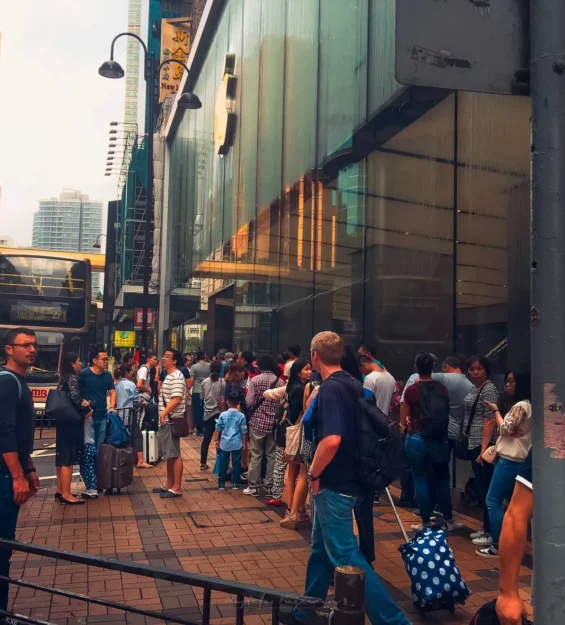 Kalabalık Hong Kong sokakları yansıtan cam cepheli modern binalar _by fotoloji