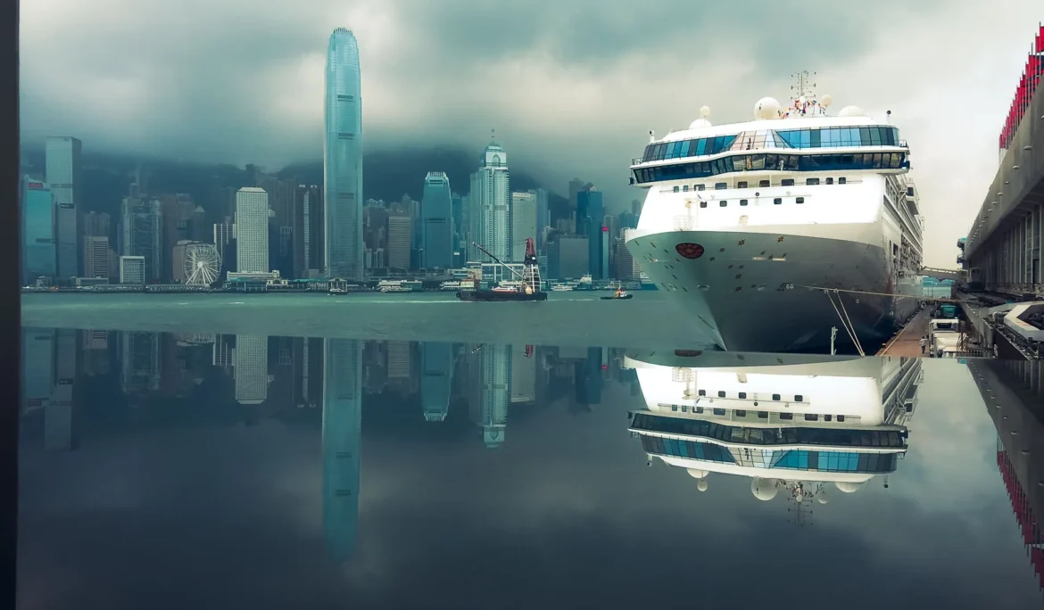 Hong Kong limanına yanaşan yolcu gemisi, şehir silüetini yansıtıyor. _by fotoloji