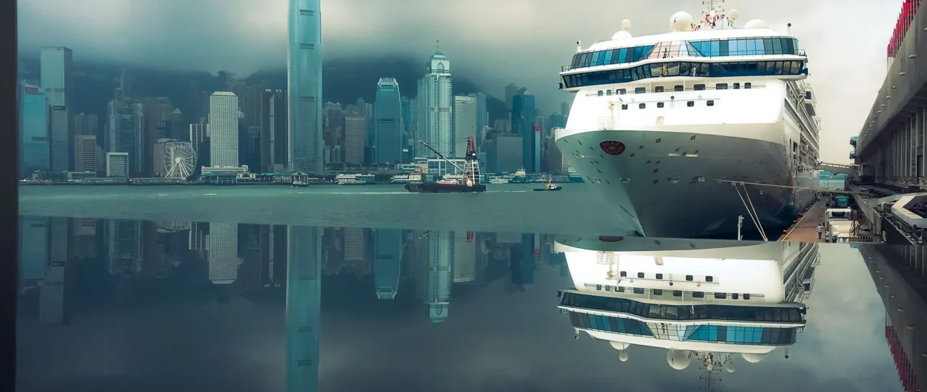 Hong Kong limanına yanaşan yolcu gemisi, şehir silüetini yansıtıyor. _by fotoloji