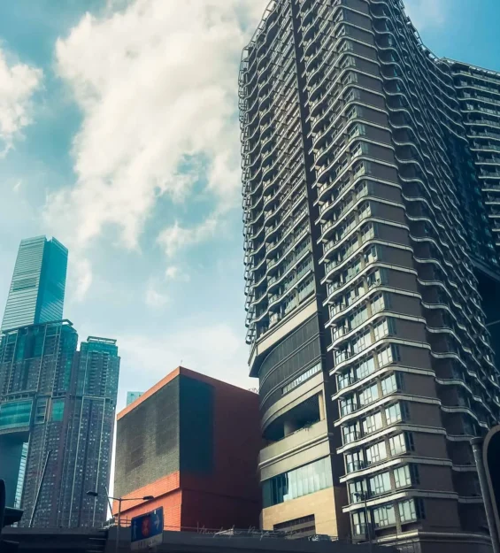 Mavi gökyüzünün altında modern Hong Kong gökdelenleri _by fotoloji