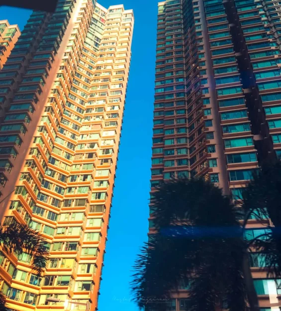 Güneş bölgelerindeki Hong Kong gökdelenleri, modern mimari detaylarıyla _by fotoloji