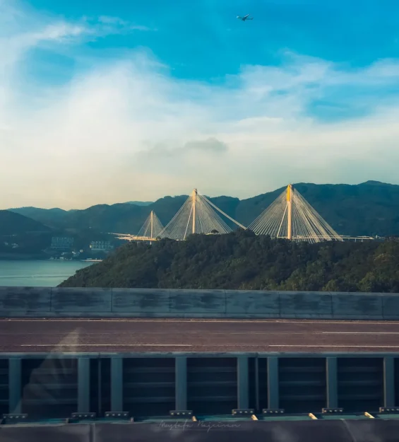 Hong Kong manzaralı ve dağ manzaralı sakin bir yol _by fotoloji