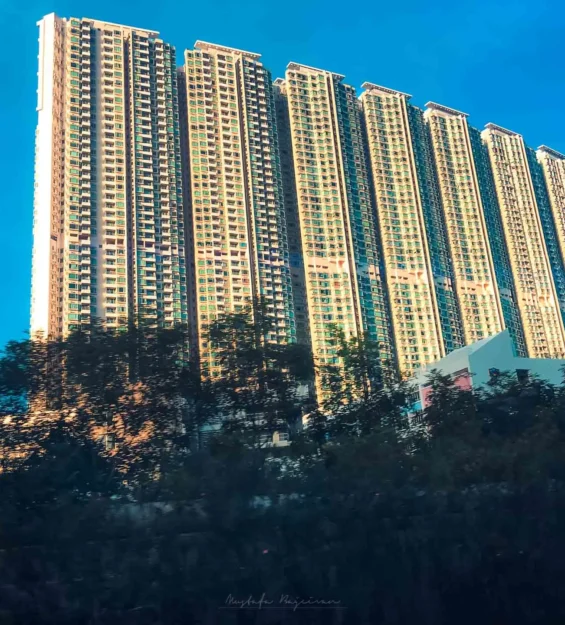 Hong Kong gökdelenleri gün kaybında kazançlı bir şekilde parlıyor _by fotoloji