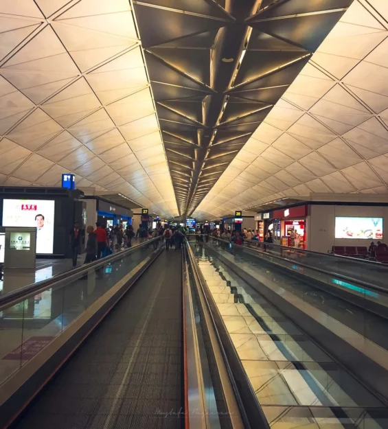 Hong Kong içinden geçiş yolu ve modern mimariye sahip tavan _by fotoloji
