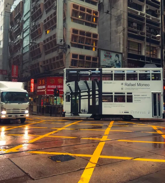 Hong Kong sokaklarındaki geleneksel tramvay ve kamyon trafiği _by fotoloji