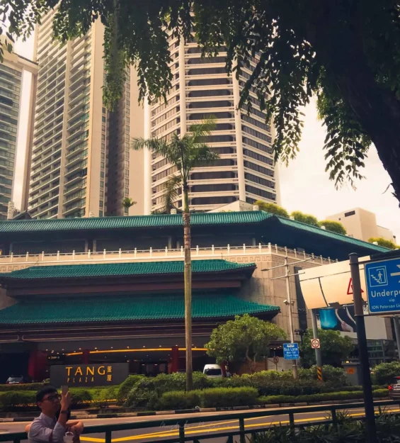 Singapur'da modern yüksek binalar ve geleneksel Çin mimarisi _by fotoloji