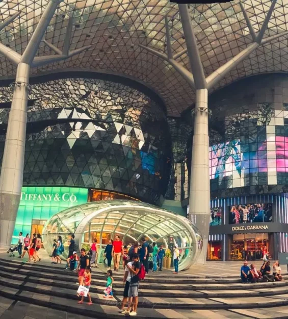 Singapur'un hareketli şehir manzarasında modern mimari _by fotoloji