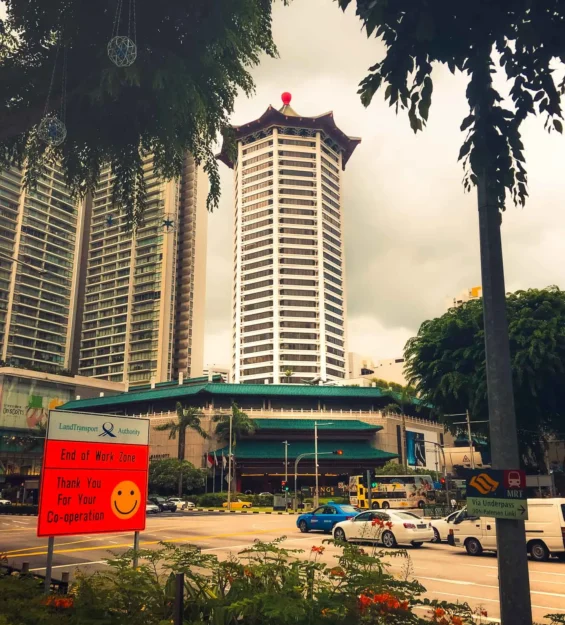 Singapur'da modern bir gökdelen ve şehir manzarası _by fotoloji
