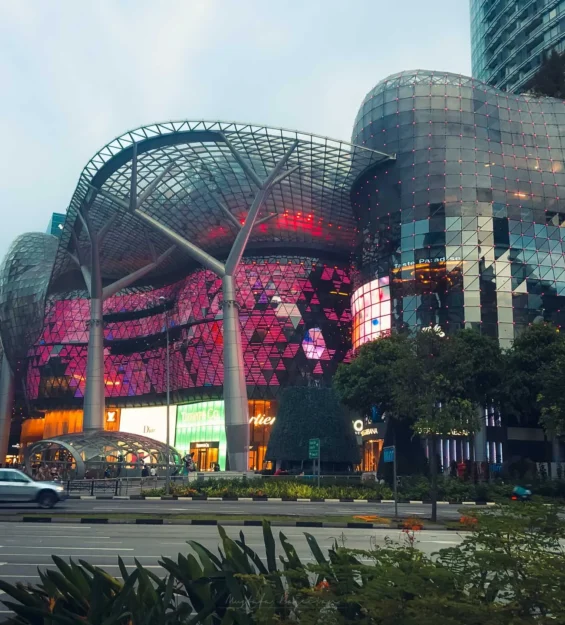 Singapur'da canlı yansımalara sahip modern mimari yapı _by fotoloji