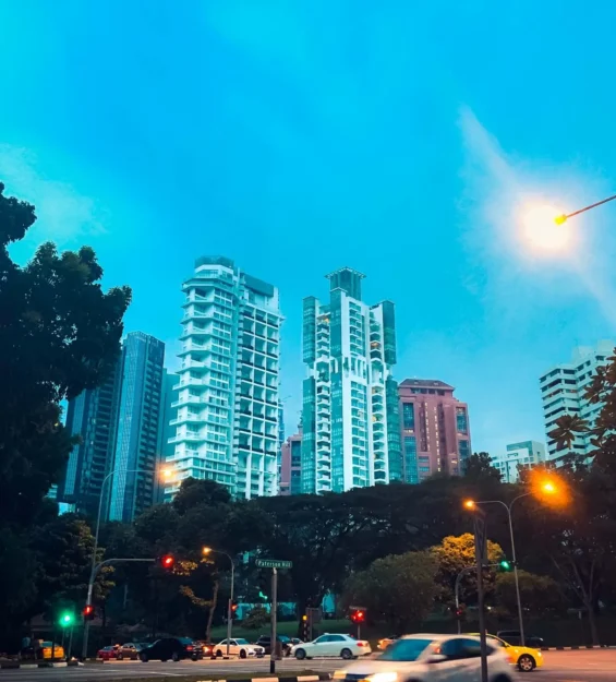 Singapur otelleri ve yol, akşamüstü şehir manzarası _by fotoloji