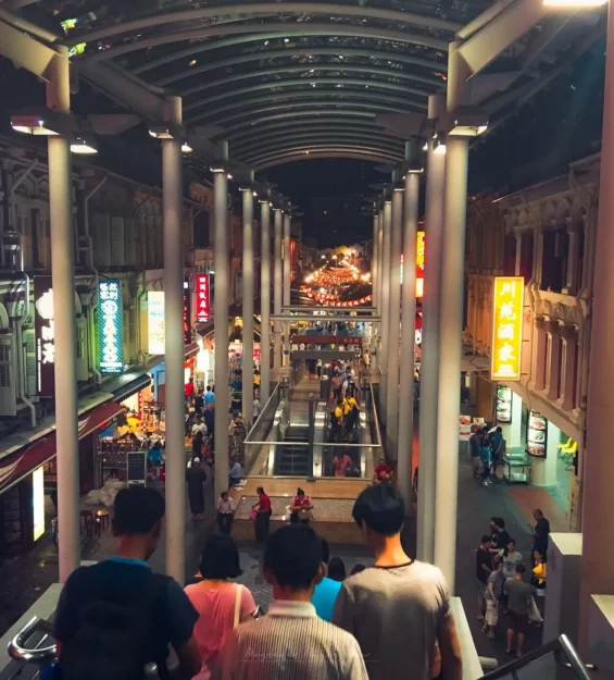 Canlı mimari ve kültürel atmosferiyle hareketli bir Singapur sokağının gece görünümü. Singapur sokak manzarası. _by fotoloji