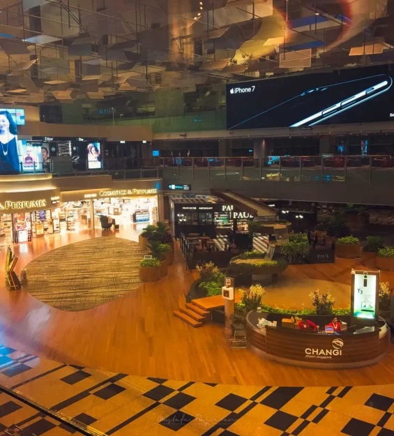 Singapur Changi Havalimanı alışveriş alanı, modern mimari ve reklam panoları _by fotoloji