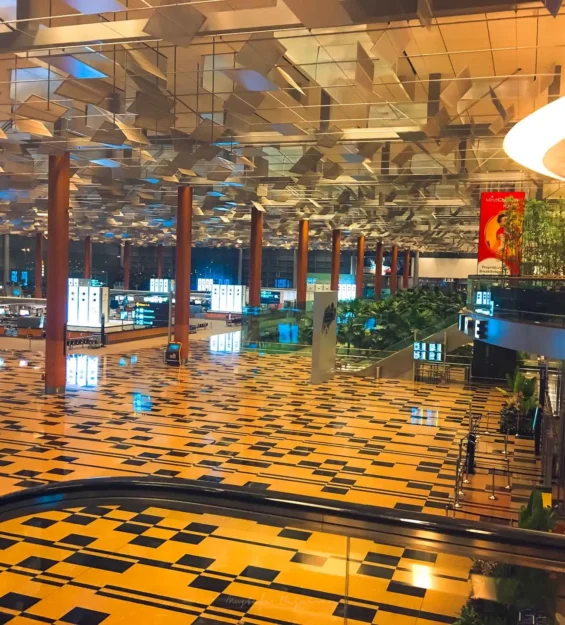Singapur Changi Havalimanı'nda modern mimari ve aydınlatma _by fotoloji