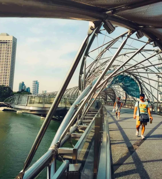 Arka planda şehir silüetinin bulunduğu Singapur'daki Helix Köprüsü _by fotoloji