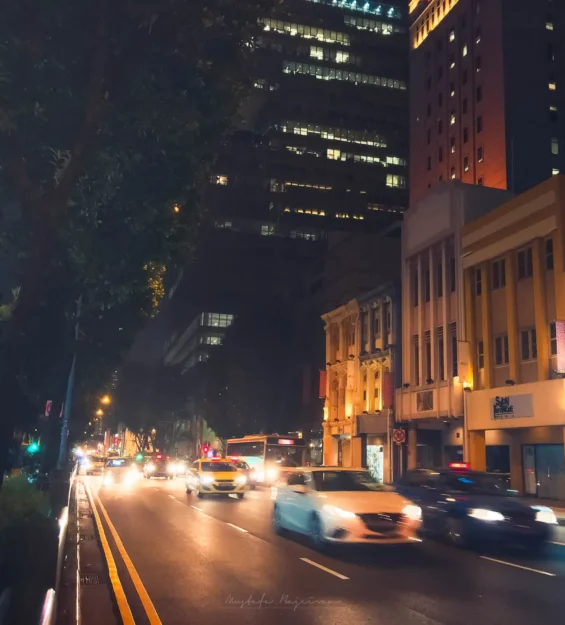 Modern ve sömürge mimarisinin bir karışımını sergileyen Singapur sokaklarının gece görünümü. Singapur şehir manzaraları. _by fotoloji