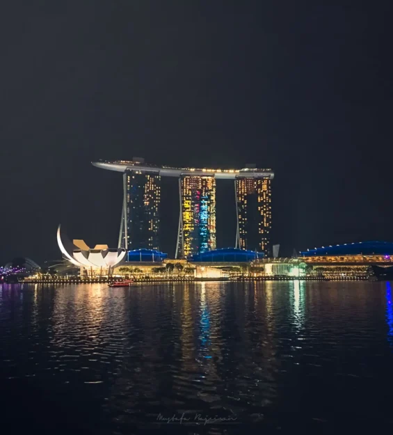 Singapur'daki Marina Bay Sands otelinin ve Sanat ve Bilim Müzesi'nin gece görünümü. Muhteşem Singapur mimarisi. _by fotoloji