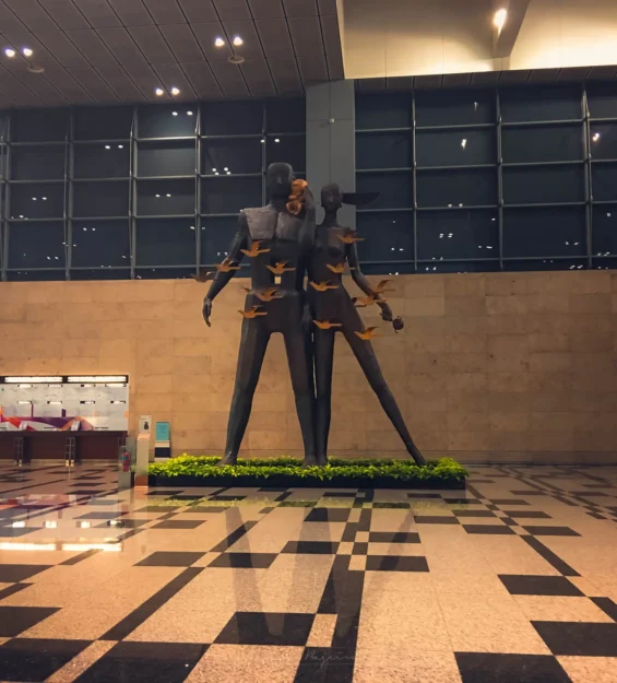 Singapur Changi Havalimanı'nda Singapur mimarisini sergileyen modern bir aile heykeli. _by fotoloji