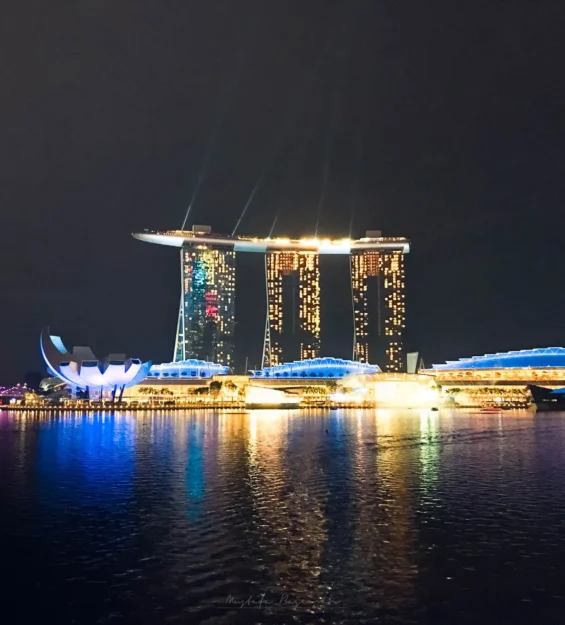 Singapur'daki Marina Bay Sands'in gece manzarası. Muhteşem Singapur mimarisi aydınlatılmış. _by fotoloji