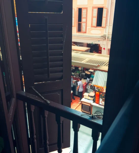 Singapur'daki bir dükkan balkonundan sokak yemeği pazarına bakan manzara. Singapur mimarisi ve kültürü görülebiliyor. _by fotoloji