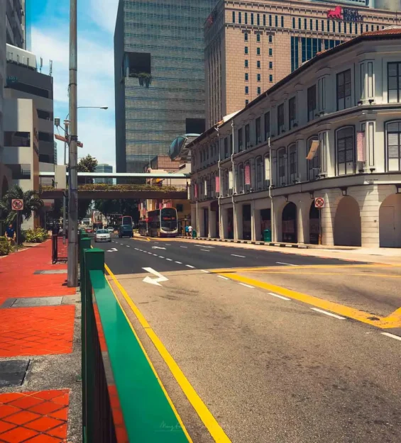 Singapur sokak manzarası: Geleneksel mimari ve modern binaların bir arada olduğu güzel bir şehir görünümü. _by fotoloji
