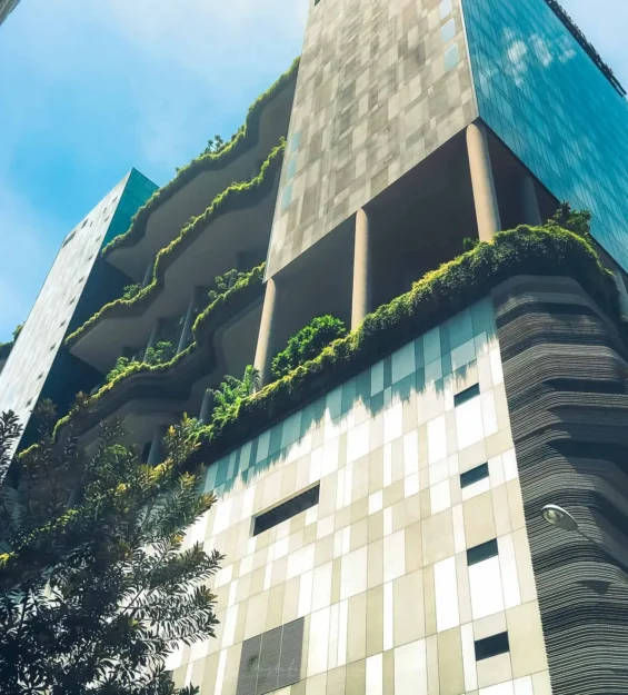 Yemyeşil peyzajlı modern Singapur mimarisi. Singapur'da sürdürülebilir bina tasarımına bir örnek. _by fotoloji