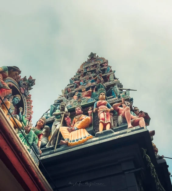 Singapur'daki gösterişli Hindu tapınak heykellerinin canlı renkleri ve Singapur mimarisinin karmaşık ayrıntılarını sergileyen ayrıntılı görünümü. _by fotoloji