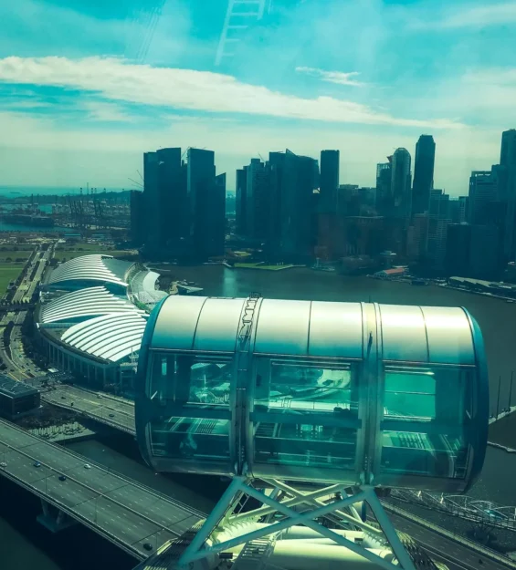 Modern mimariyi ve Marina Bay Sands'i sergileyen dönme dolap kabininden görülen Singapur silüeti. _by fotoloji