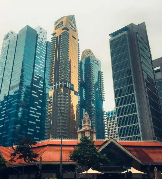 Singapur'da modern gökdelenler ve geleneksel mimari, farklı kültürlerin bir karışımını sergiliyor. _by fotoloji