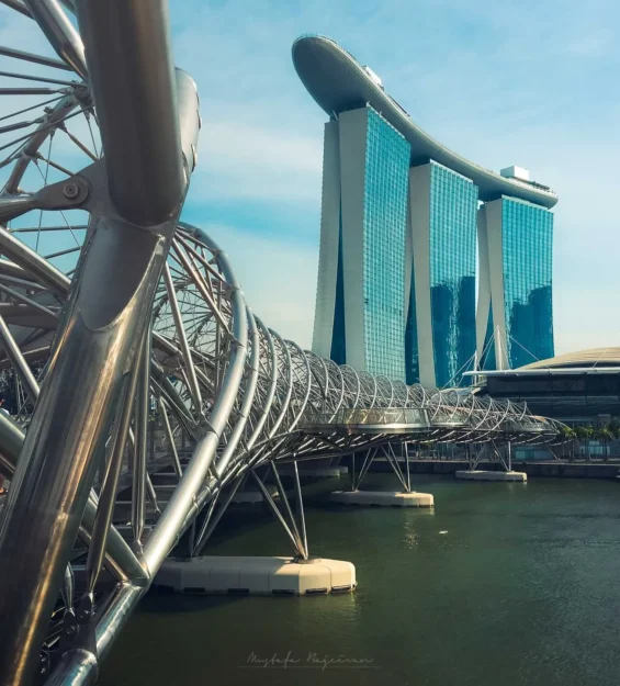 Helix Köprüsü ve Marina Bay Sands silüetiyle modern Singapur mimarisi _by fotoloji