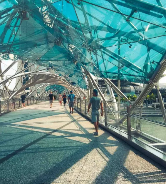 Singapur'da modern bir köprü