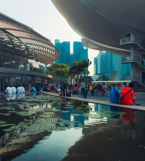 Singapur manzaraları ve modern mimarinin yansıdığı kalabalık meydan _by fotoloji