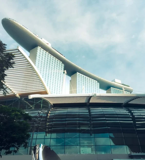 Modern Singapur mimarisi: Marina Bay Sands otelinin ikonik kavisli çatı katı. _by fotoloji