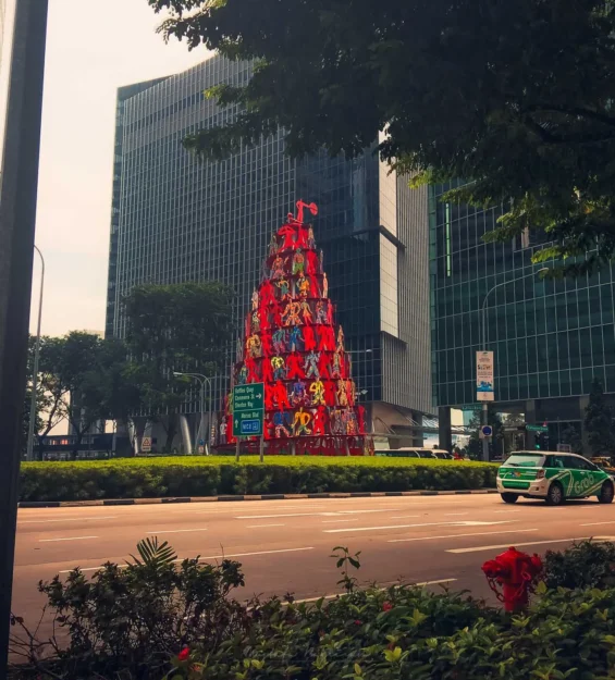 Canlı kırmızı sanat enstalasyonlarıyla modern Singapur mimarisi. _by fotoloji