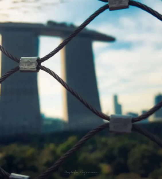 Singapur'un ikonik Marina Bay Sands oteli, tel örgü arkasında _by fotoloji