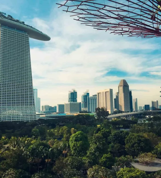 Singapur manzarası: Marina Bay Sands ve dönme dolabı önünde şehir silueti _by fotoloji