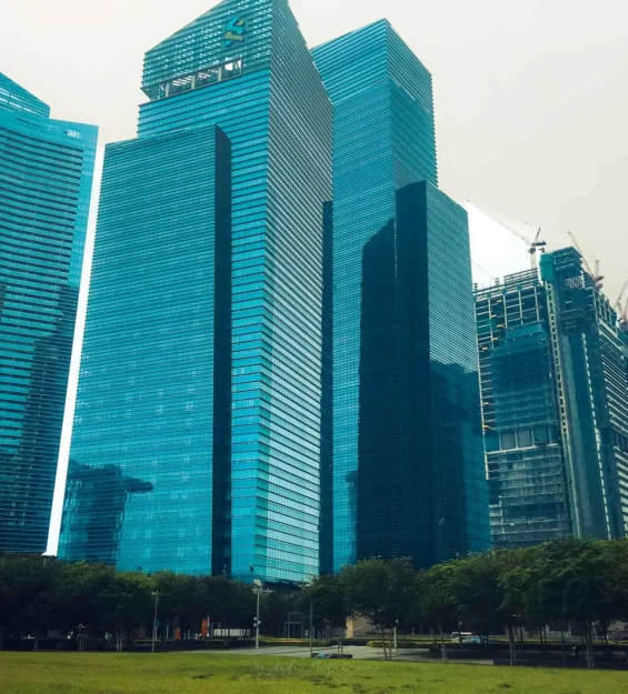 Singapur'daki modern gökdelenler, şehrin etkileyici mimarisini sergiliyor. _by fotoloji