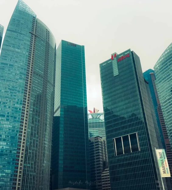 Singapur'un Marina Körfezi'ndeki modern gökdelenler. Muhteşem Singapur mimarisi. _by fotoloji