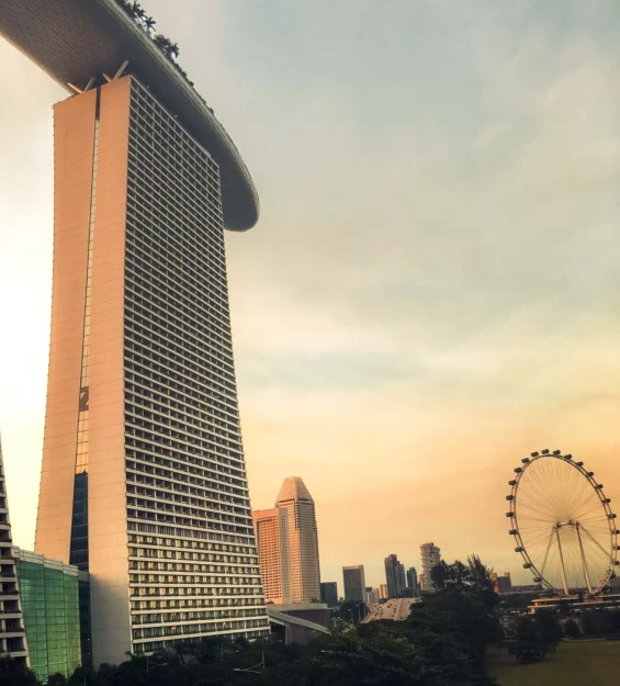 Gün batımında Singapur silüeti, Marina Bay Sands ve Singapore Flyer'ın görünümü. _by fotoloji