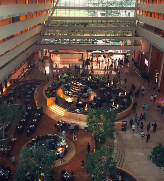 Modern mimariyi ve hareketli atmosferi yansıtan Singapur'daki bir otel lobisinin göz alıcı iç görünümü. Singapur seyahati. _by fotoloji