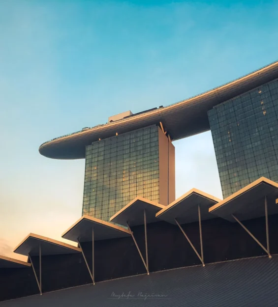 Singapur'daki Marina Bay Sands otelinin eşsiz mimarisinin açık gökyüzüne karşı sergilendiği muhteşem manzara. Singapur silüeti. _by fotoloji