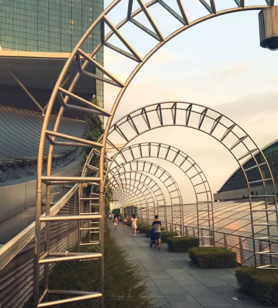Singapur'un modern çelik mimarisi ve yürüyüş yolu, şehir manzarası _by fotoloji