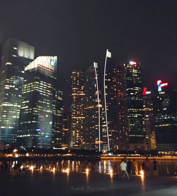 Singapur'un aydınlatılmış gökdelenlerinin gece manzarası. Muhteşem Singapur şehir manzarası. _by fotoloji