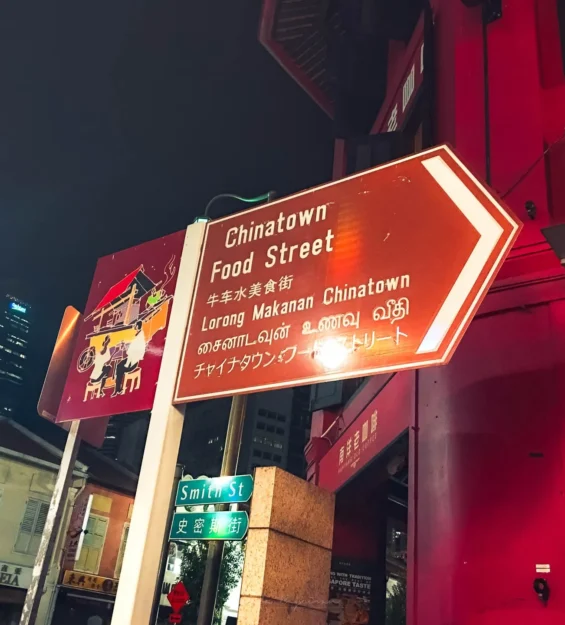 Singapur Chinatown'da gece Yemek Sokağı tabelası _by fotoloji