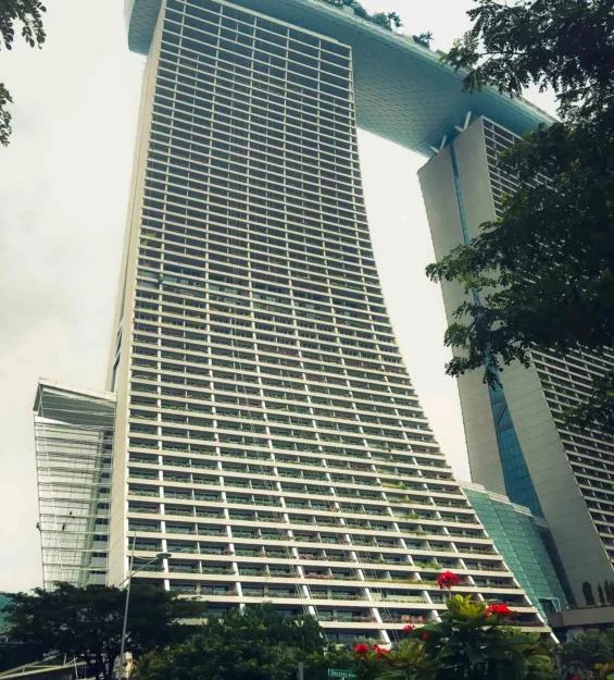 Singapur'un ikonik Marina Bay Sands oteli, göz alıcı mimarisi ve şehir manzaralarıyla Singapur'un modern şehir manzarasının en iyi örneklerinden biri. _by fotoloji