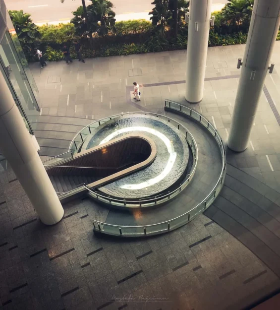 Dairesel su özelliğiyle modern Singapur mimarisi _by fotoloji