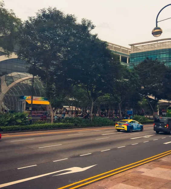 Modern Singapur caddesinde araçlar ve olanaklar _by fotoloji